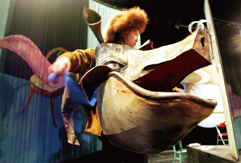 一名中國演員在北京劇院排練喬治.歐威爾《動物農莊》時,穿著「拿破崙豬」服裝。(AFP)