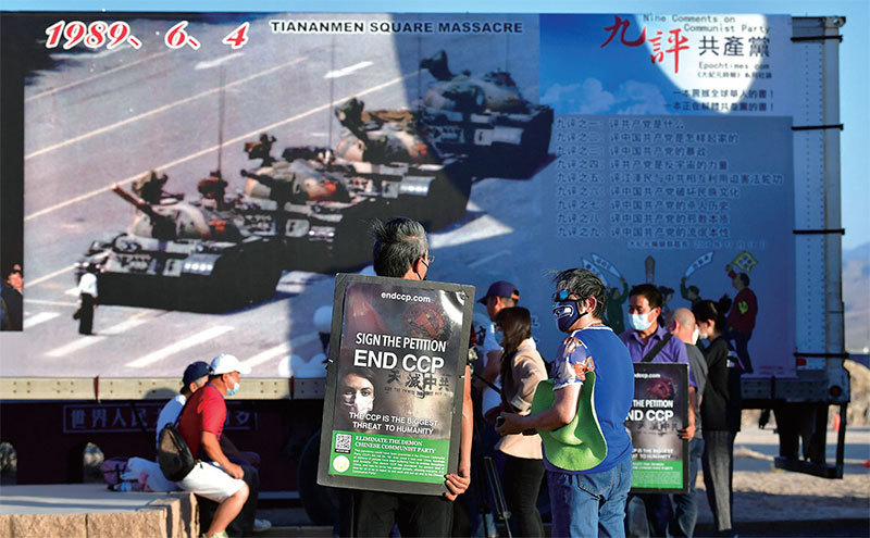 2021年6月4日,加州「自由雕塑公園」,民眾悼念六四屠殺32周年,抗議中共病毒禍害全球,要求解體中共。(Frederic J. Brown / AFP)