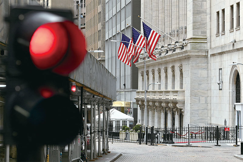 中美之間的技術脫鉤已經不可逆轉,美國的芯片禁令勢必會加速芯片等高科技產業的生產線離開中國。圖為2022年2月24日,紐約華爾街的紐約證券交易所。(Angela Weiss / AFP)