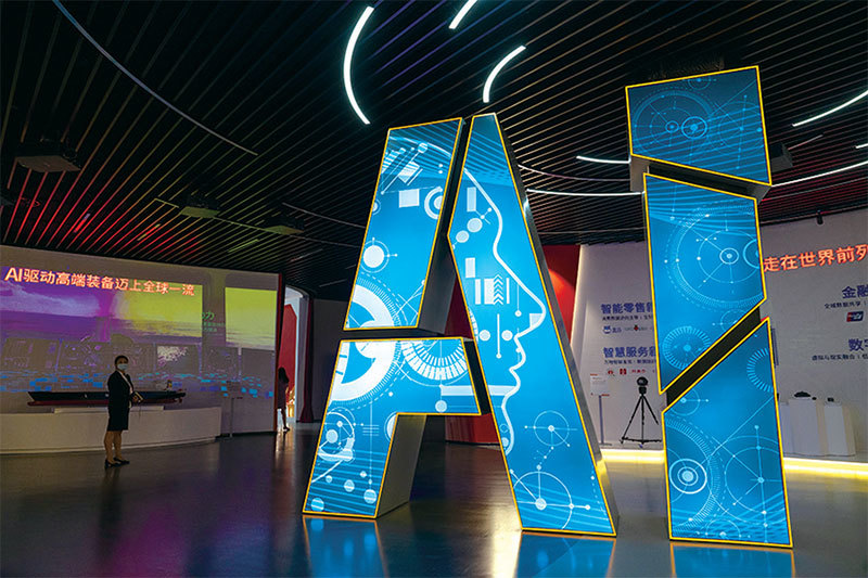 由於不同的價值觀,中共的AI發展,會對其他民主國家帶來威脅。圖為2021年6月18日,上海官方組織媒體參觀人工智能展。(Andrea Verdelli / Getty Images)