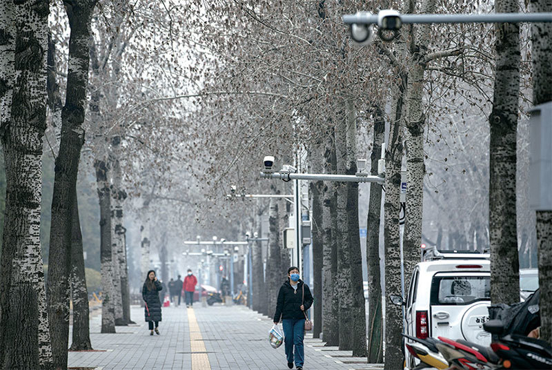 全世界目前約安裝了10億多個監控攝像機,其中6.26億個安裝在中國,中共時刻監控著中國人。圖為2021年3月5日,北京監控攝像頭下的行人。(Qilai Shen / Bloomberg / Getty Images)