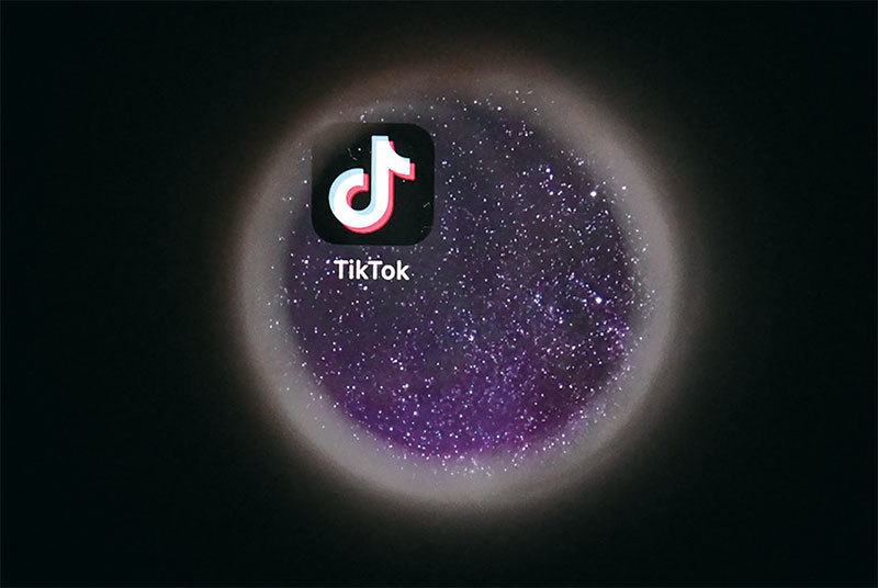 2020年的美國「黑命貴」運動,知情人指中共讓總部設在北京的TikTok短視頻網站,鎖定特定相關青少年人群不斷推薦各類鼓勵暴行的視頻,推動其上街去打砸搶燒。(Kirill Kudryavtsev / AFP)