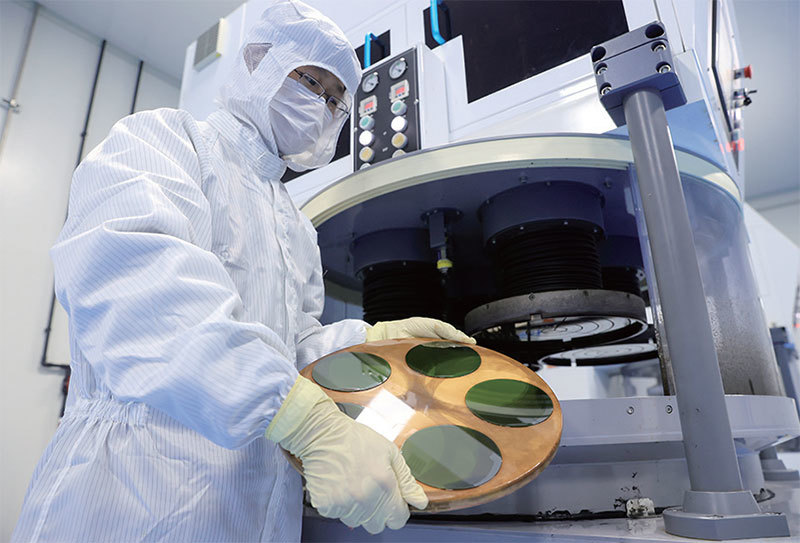 AI離不開芯片。儘管中共企業都在研發芯片,但進口還在增加,被卡脖子的現狀依舊無解。圖為2022年5月31日,山東東營一條碳化矽晶圓生產線。(Zhou Guangxue / VCG / Getty Images)