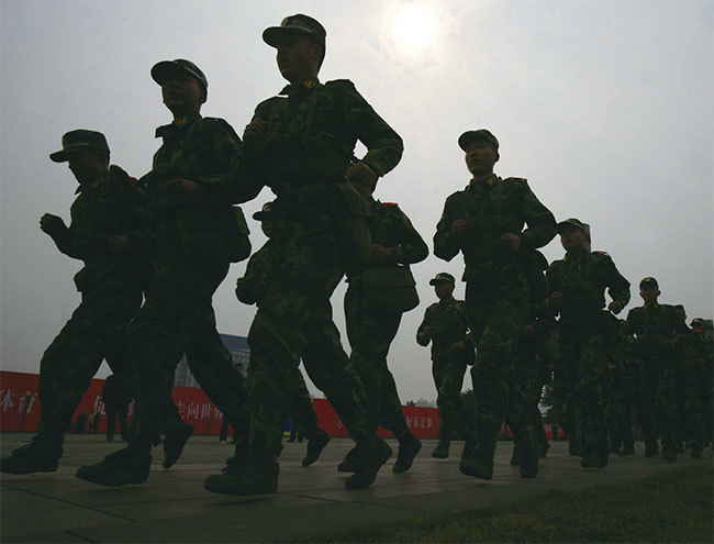 江澤民耗巨資擴建武警部隊,將之發展成「第二權力中央」的武裝力量,成為其私家軍,在對法輪功的迫害中也是重要的一環。(Getty Images)