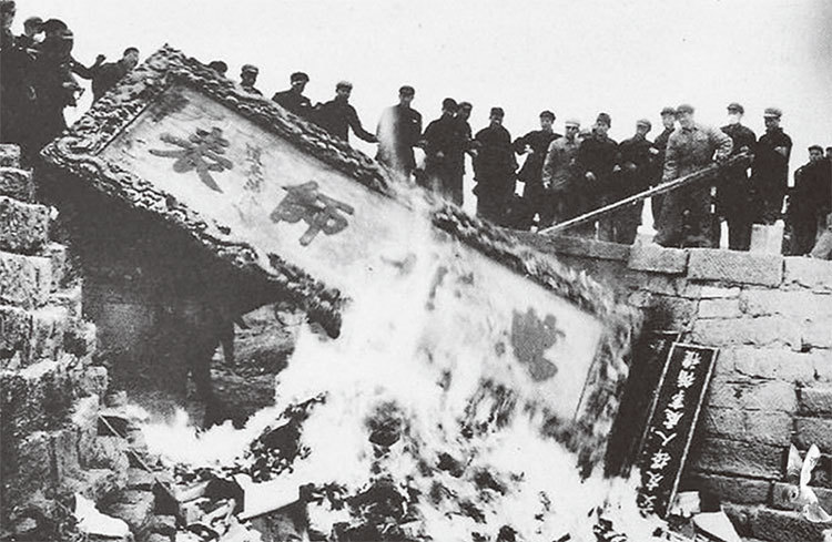 文革時，中共以「造孔家店的反」口號大肆破壞，著名的「大成至聖先師文宣王」的大碑碎斷幾截。（資料圖片