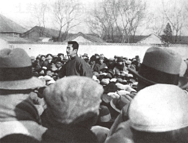 魯迅對「批判傳統文化」所起作用之廣、影響之巨、對傳統文化殺傷之大,連正牌的共產黨員也少有出其右者。1929年魯迅在北京。(公有領域)