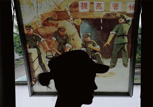 共產黨把洗腦稱作「思想改造」。其思想改造首先要滅掉的就是天理良心,只要掛起「革命」招牌,無論如何邪惡都絕對正確。這樣就徹底顛倒了善惡標準。(AFP)