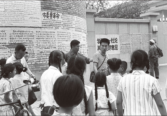 文革的特點是全民參與,人人批鬥或挨鬥。圖為1974年文革期間街頭批鬥。(AFP)