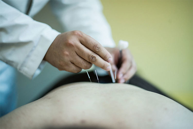 我的私人診所、藥房都是我講真相的平臺。只要到我診所來的，從門口路過的都是我講真相的對象。（Getty Images）