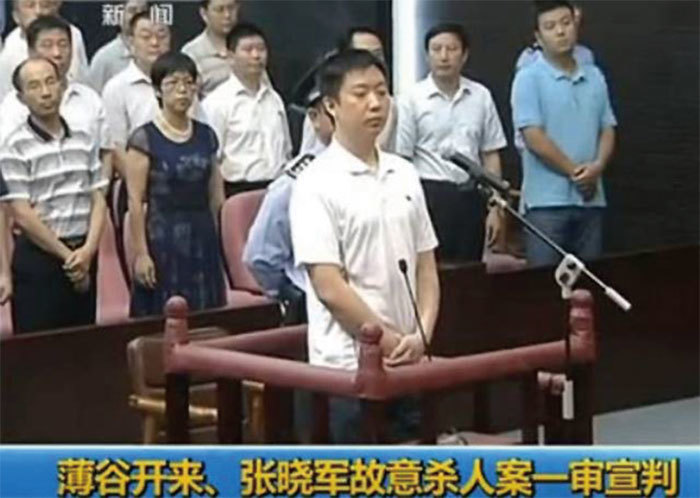 曾協助薄谷開來毒殺海伍德的張曉軍（右前）已提前出獄。（視頻截圖）