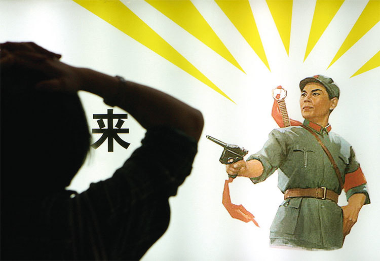 近日，中共黨媒刊發文章稱共產主義應消滅私有制，並猛烈抨擊當今私有化思潮，引發民眾熱議與擔憂。圖為上海一軟件公司使用文革圖像的廣告。（AFP）