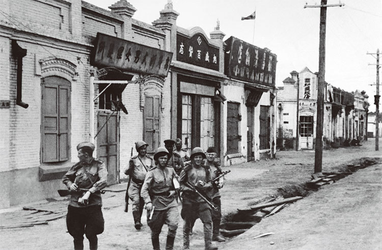 進入中國東北後的蘇軍,軍紀敗壞,在中國東北和華北部分地區、北韓部分地區犯下嚴重暴行。1945年8月蘇聯軍隊在海拉爾街頭。(AFP)