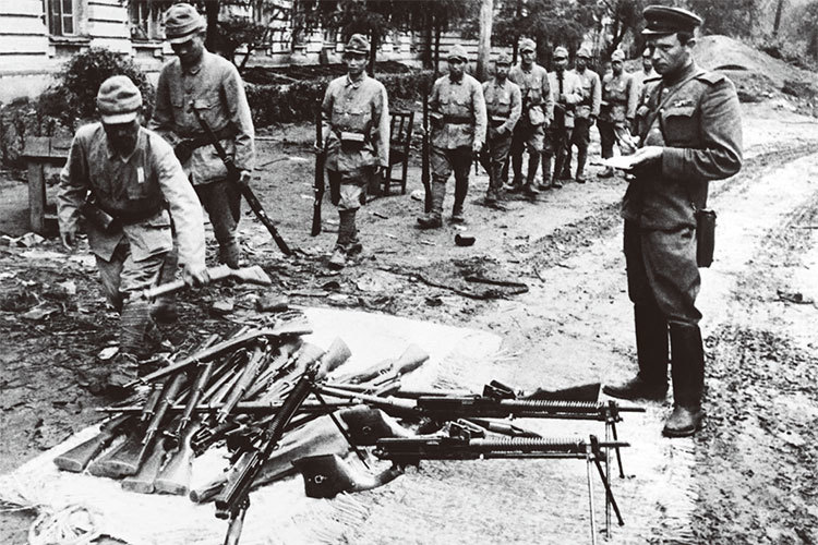 對於蘇軍在東北的暴行,中共始終置若罔聞。因為蘇聯送給中共的禮物包括日軍的軍備、布匹糧食無數,20萬滿洲國軍隊。圖為1945年8月9日蘇軍接收日軍槍枝。(AFP)'