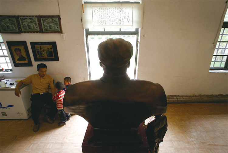 1940年代，受中共宣傳的誘惑，一些年輕知識分子跑到中共老巢延安，尋找所謂的共產主義烏托邦天堂，摒棄傳統家庭觀念，追求性解放。圖為延安一禮品店。（AFP）