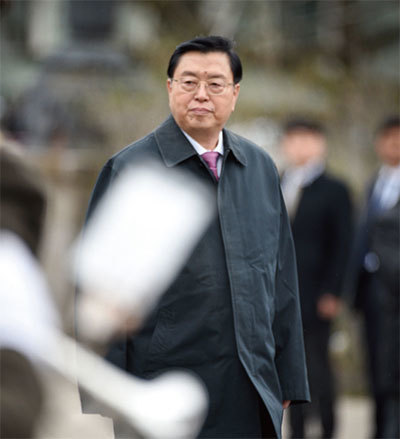 新華社未刊發栗戰書與張德江(圖)人大交接時的握手照,為栗戰書未來清洗人大「反習基地」埋下伏筆,也為張德江卸任後的命運留下陰影。(Getty Images)