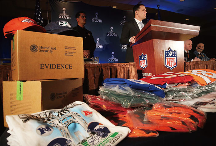 3月23日美國向WTO控告中共違反知識產權協定，要求與中共諮商。圖為2014年1月30日美國海關執法局官員在紐約展示假冒運動商品，其中很大一部分來自中國。（Getty Images）