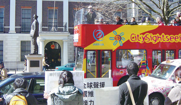 「想知道什麼叫和平請願嗎？到中領館前面去看看吧！」很多英國民眾知曉法輪功，是從使館前的和平抗議開始的。（新紀元）