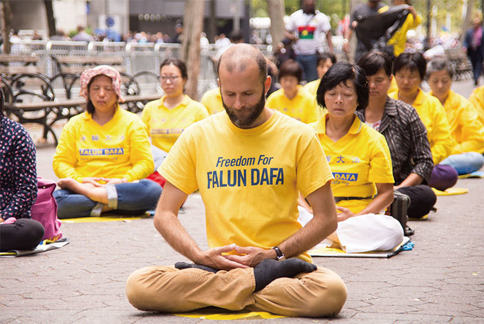 律師表示,一個五毒俱全的人,修煉法輪功就能讓他戒掉所有的惡習。「法輪功太了不起了!傳授這個法的師父太偉大了!」圖為2017年9月19日紐約法輪功學員在聯合國附近和平請願。(戴兵/大紀元)