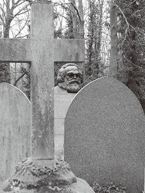 馬克思在《共產黨宣言》中第一句話寫道:「一個幽靈,共產主義的幽靈,在歐洲遊蕩。」這表明了共產黨來歷就是邪靈。圖為英國倫敦北部海格特公墓的馬克思像。(DJ Cockburn / Shutterstock)