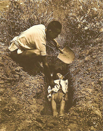 毛澤東的「大躍進」時代,4500萬人被活活餓死。圖為一位父親在埋葬餓死的孩子。(資料圖片)