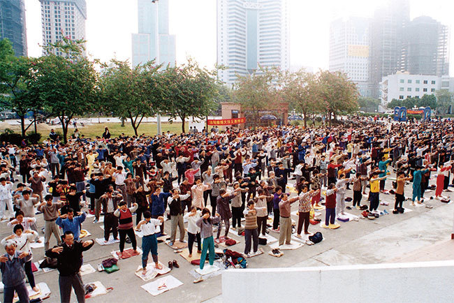 在世界各地,家庭矛盾等社會問題層出不窮,然而修煉法輪功後這些問題幾乎不再出現。圖為1998年,北京一個煉功點。(明慧網)在世界各地,家庭矛盾等社會問題層出不窮,然而修煉法輪功後這些問題幾乎不再出現。圖為1998年,北京一個煉功點。(明慧網)