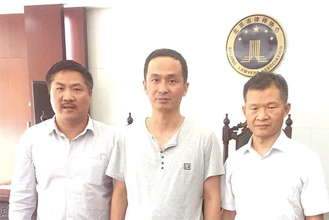 謝燕益律師因銀川法輪功辯護案被指違規的聽證會，5月16日在北京律協召開。圖為謝燕益（中）和兩位代理律師在聽證會現場。（suyutong推特）