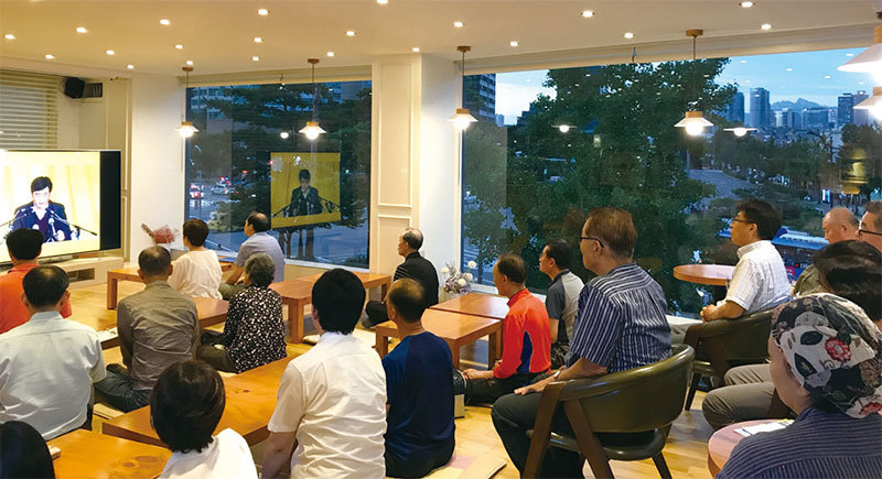 法輪大法九天學法交流會，大家一起看李洪志師父的《廣州講法錄像》，了解法輪功「真、善、忍」修煉法理。圖為韓國九天班。（明慧網）