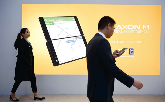 依據ABI的分析,中興生產的Axon M手機,大約六成零部件來自美國。美國商務部的出口禁令幾乎使中興癱瘓。(AFP)