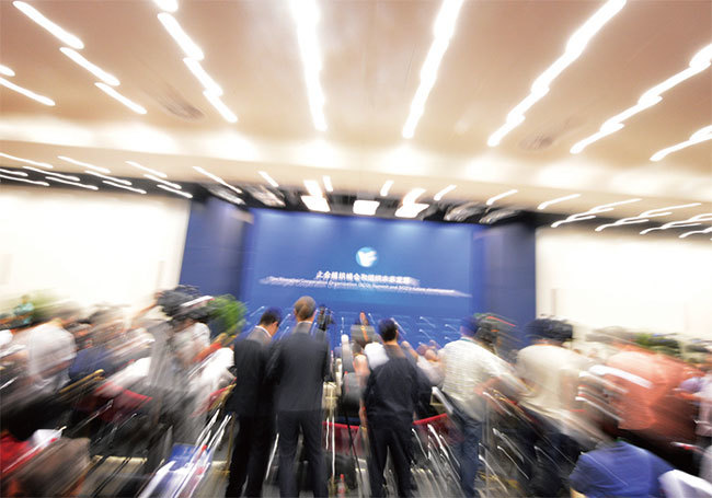 近期中共中央外事工作會議上,習近平強調「我們不能在國際亂象中迷失方向」,從中可以判斷出,中共被國際舞臺上出現的劇變嚇著了。(AFP)