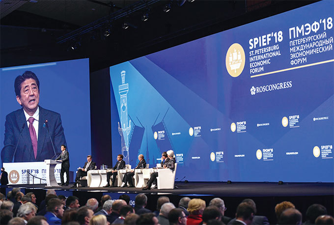 安倍在自民黨的民眾支持排名第一,主要是「安倍經濟學」使日本走出了持續多年的經濟低谷。圖為安倍在5月25日國際經濟論壇會議上發表演講。(AFP)