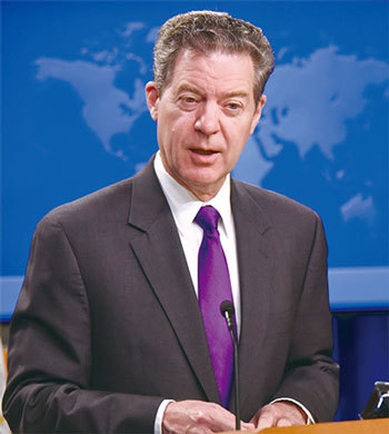 中美進行貿易談判之際,美國國務院宗教自由大使布朗拜克(Sam Brownback)督促特朗普政府把握時機,制裁中共違反人權的官員。圖為布朗拜克。(Getty Images)