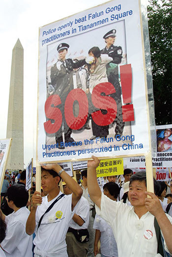 美國國務院5月分發布的2017年版本中,記錄了法輪功、基督教等信仰團體遭受中共迫害的情況。圖為2001年7月19日法輪功學員在美國華府呼籲國際社會緊急救援中國法輪功學員。(Getty Images)