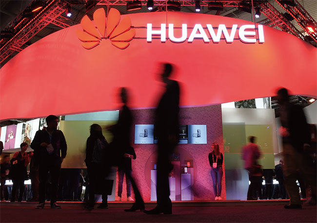 中共大力發展5G會將其審查制度和監控蔓延到全球,對歐美國家構成國家安全威脅。圖為欲爭搶5G領域的中共華為公司展示店。(維基百科)