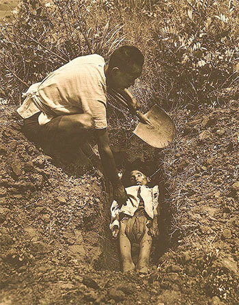 我翻牆看到文革、土改、大饑荒的背後詳情,了解邪共曾經屠殺西藏僧人,對邪共開始憎惡。圖為50年代末中共製造的大饑荒導致數千萬人餓死,一位父親在埋葬餓死的孩子。(資料圖片)