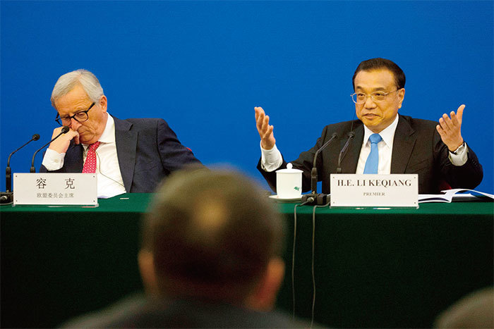 近期中共竭力向歐盟示好,試圖拉攏歐盟在貿易戰中對抗美國,但是歐盟拒絕中共的示好。圖為7月16日在北京舉行的中歐峰會上李克強和歐盟委員長容克。(Getty Images)