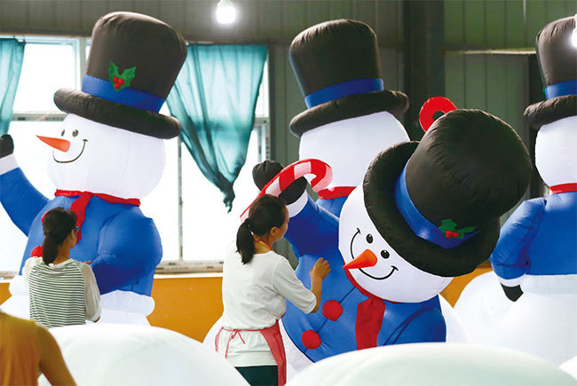 「世界工廠」中國的生產成本越來越高，中國的製造業成本現在只比美國低4％。中美貿易戰最終或是，重置供應鏈以支持美國製造業。圖為安徽淮北市一氣球玩具出口加工廠。（AFP）