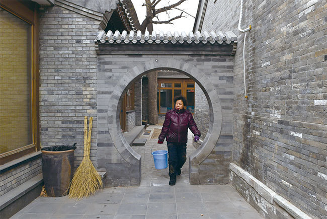 北京僅存的四合院是稀缺資源,一則擬定居國外欲將四合院降價求售的廣告,透露大戶跑路心態,坐實了資本外流的現象。(AFP)