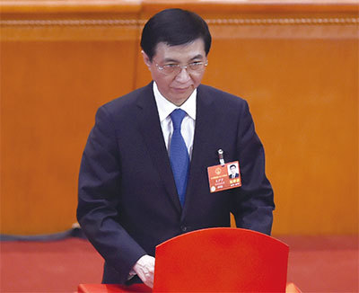 應對中美貿易戰,中南海「不諳實務的黨務大員」極力鼓吹民族主義情緒,鼓吹與美開戰。按照中共內部分工,負責黨務的政治局常委是王滬寧。(AFP)