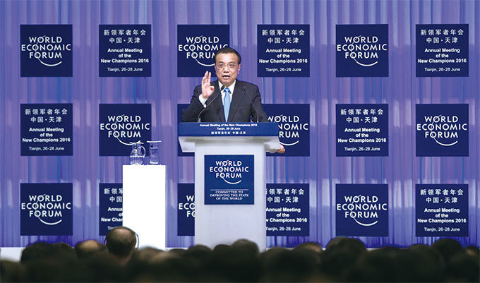 李克強在達沃斯論壇開幕式上發表致辭時,再次表態要加大力度支持民營經濟。圖為李克強2016年6月27日在中國天津舉行的世界經濟論壇上致辭。(Getty Images)