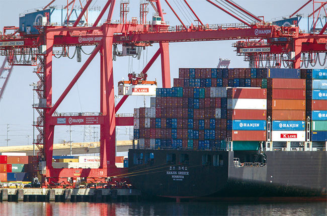 9月21日晚上,特朗普警告中共,若其對美國實施報復,美國有遠遠更多的子彈,將會對2000億美元的中國商品徵稅。(Getty Images)