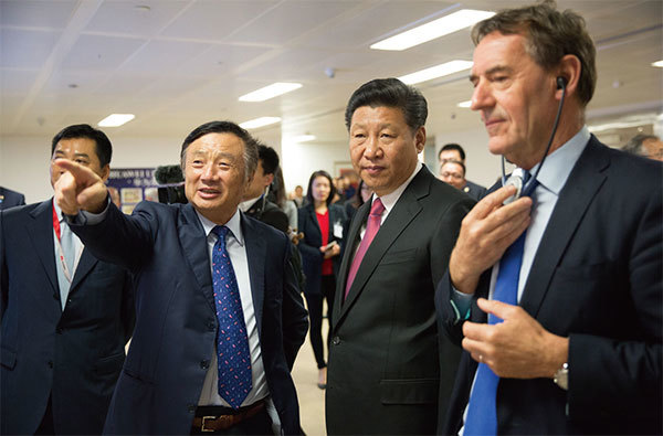 任正非(左)出身軍隊情報系統,軍方、國安和公安背景深厚。其女孟晚舟被捕,任正非狼性大發而展開的大量幕後運作,足以給習近平構成威脅。圖為2015年習近平訪英時參觀華為倫敦分公司。(AFP)