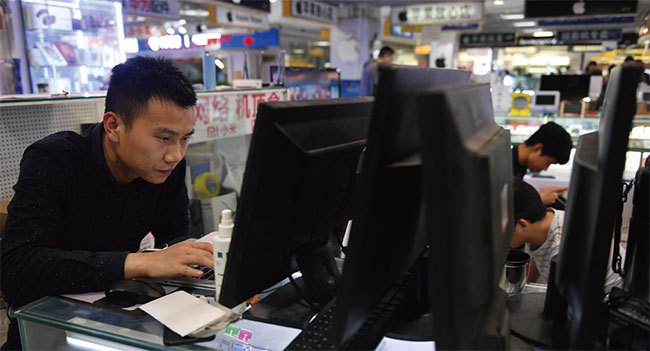 最高法院這些人事變動,分別涉及金融商事案件、環保案及知識產權案的審判;而這些領域正是習近平當局面臨的經濟危機焦點所在。圖為北京一家電腦商城。(AFP)