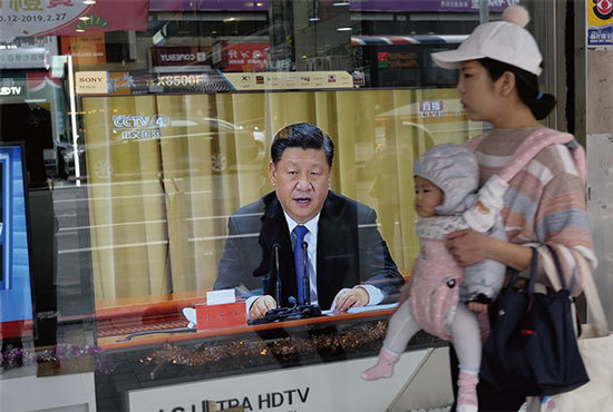 中共對臺經過十多年的統戰布局滲透,在2018年臺灣九合一選舉收到一定成效,卻態度丕變,釋放強烈的不善信息。圖為1月2日臺北街頭電視畫面。(AFP)