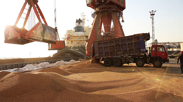 1月底美中高級別官員將展開第六輪貿易談判,知情人士透露,北京承諾加碼採購美國商品1萬億美元,預計在六年內消弭對美貿易順差。(AFP)