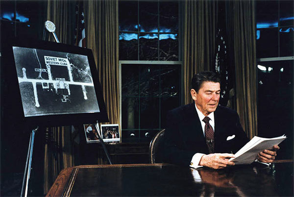 特朗普表示五角大樓的新預算將投資於基於太空的導彈防禦。這令人憶起1980年代里根總統的「星球大戰」計畫,該計畫導致蘇聯的瓦解。圖為1983年里根在電視演講星戰計畫。(維基百科)