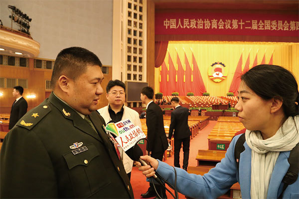 在中國，不僅假貨泛濫，而且假文憑成災，早已是「公開的祕密」，其中又以官員造假撈文憑為甚。「歷史學博士」毛新宇接受採訪時立即露餡。（大紀元資料室）