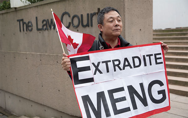 3月6日，孟晚舟再度出庭，有華人在法庭外支持引渡孟晚舟到美國受審。（AFP）