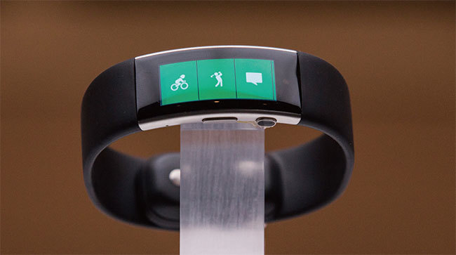 利用手環對學生的監控,是另外一個更高層面的監控。圖為Band 2智能手環,內建GPS晶元,而且可以監測各項身體數據。(Getty Images)