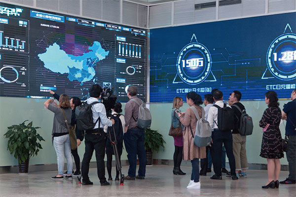 在大數據時代,誰能率先掌握更多的數據,誰就能稱王稱霸。所有中美信息之爭,集中在大數據之爭上。(AFP)