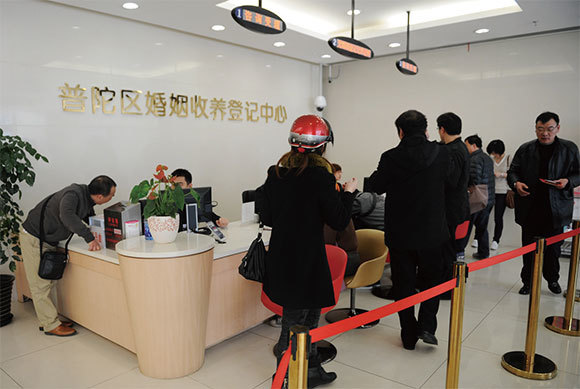 在大陸，還有一個離奇的原因導致人們離婚，那就是為了多買一套房而少交稅的「假離婚」。圖為2013年3月6日，上海普陀婚姻收養登記中心。（AFP）